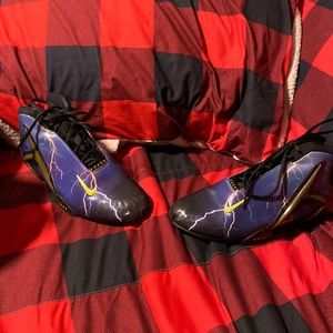 They been worn once and that’s it the size shoe is 9.5 in MENS